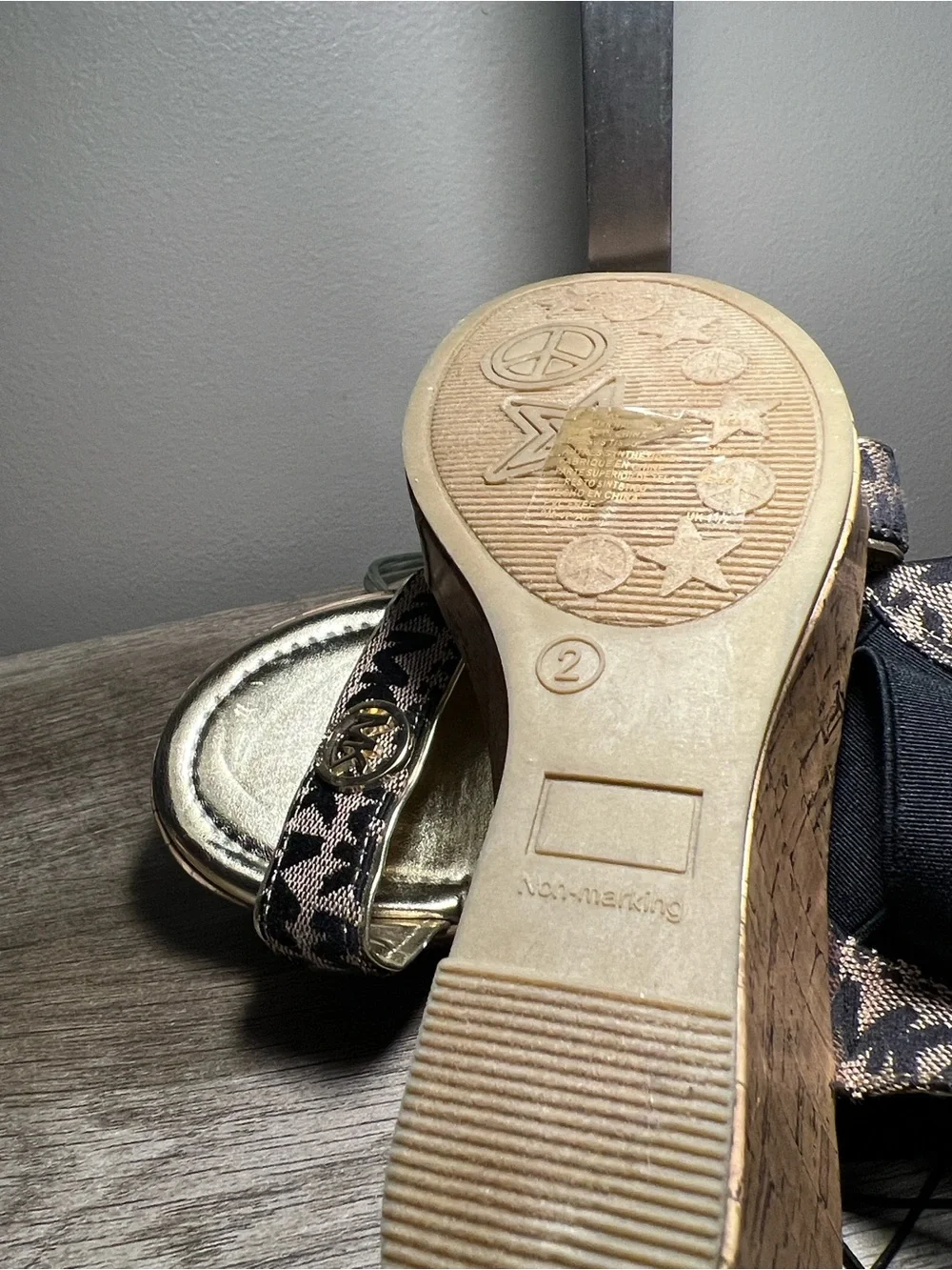 Michael Kors Girls Brown Logo Metallic Gold Sandals stock (17)